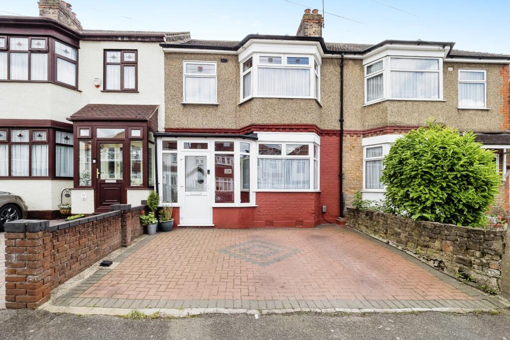 3 bedroom terraced house for sale in Hillcrest Road, Hornchurch, RM11