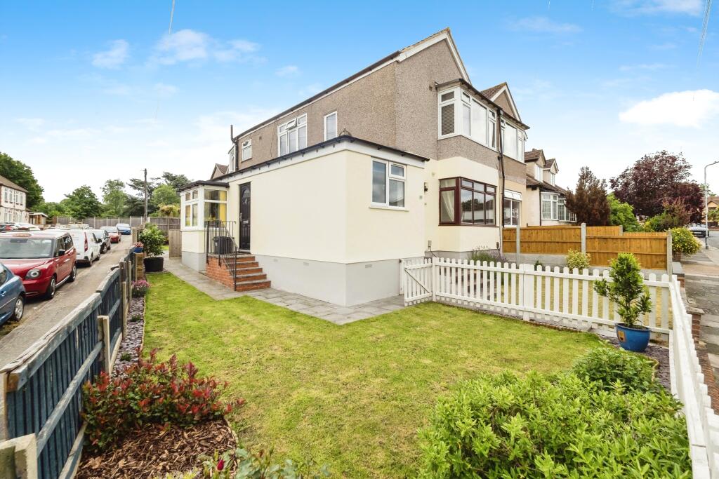 3 bedroom for sale in Grey Towers Avenue, Hornchurch, RM11