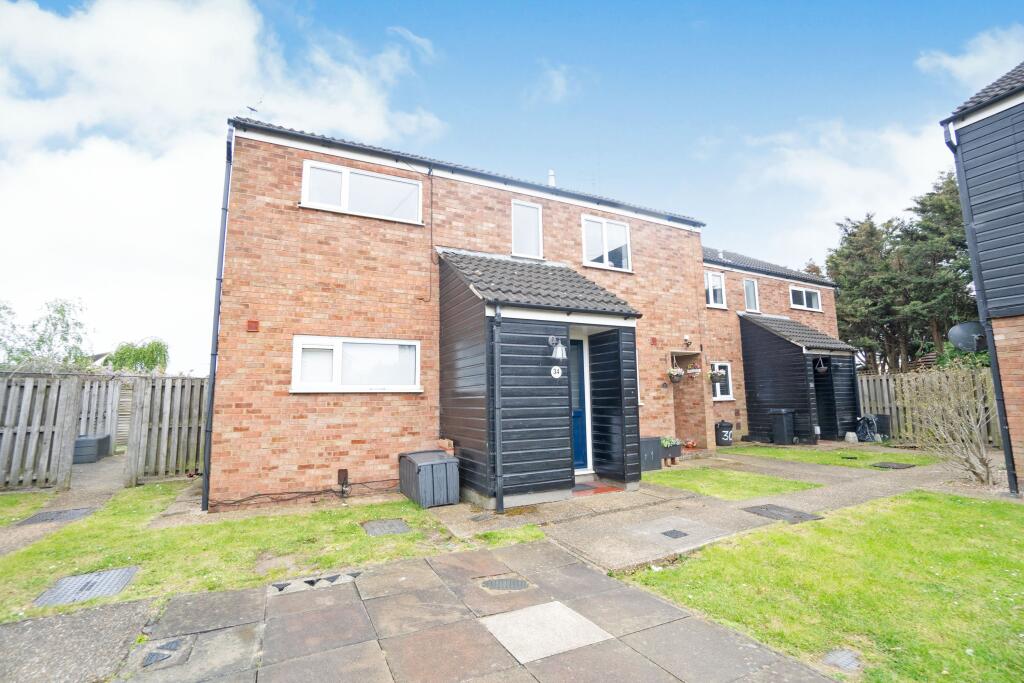 2 bedroom flat for sale in Maytree Close, Rainham, Havering, Essex, RM13