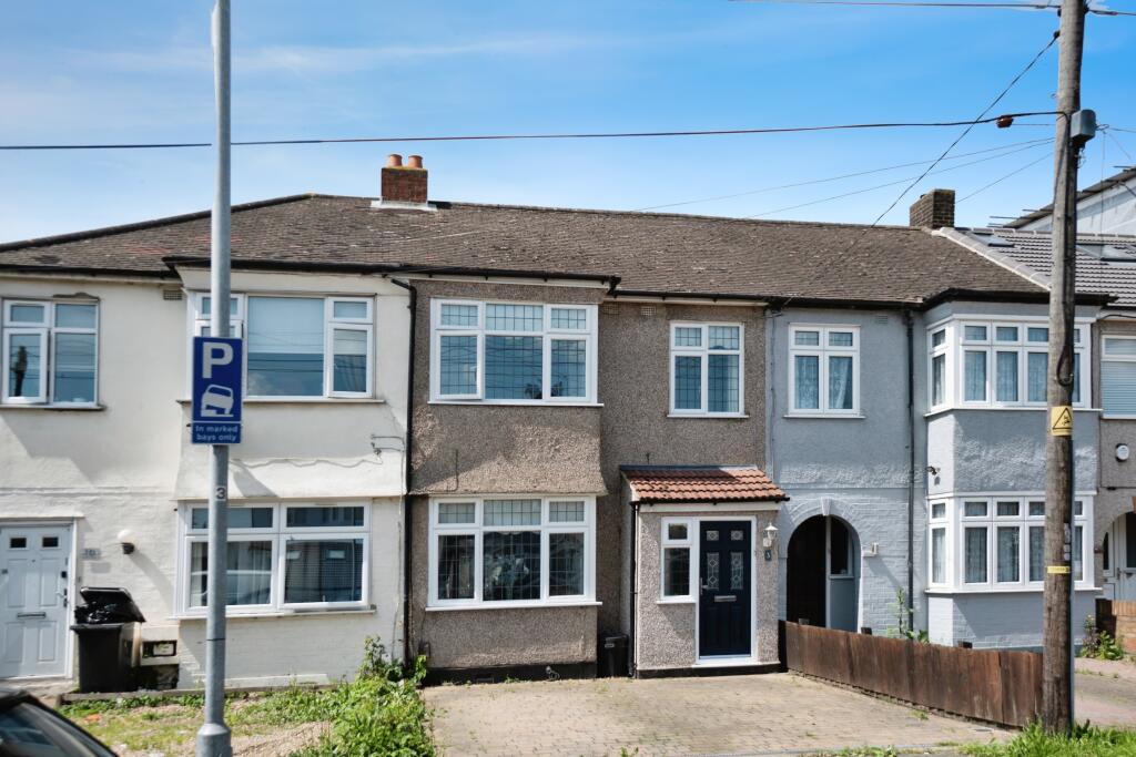 3 bedroom terraced house for sale in Askwith Road, Rainham, RM13