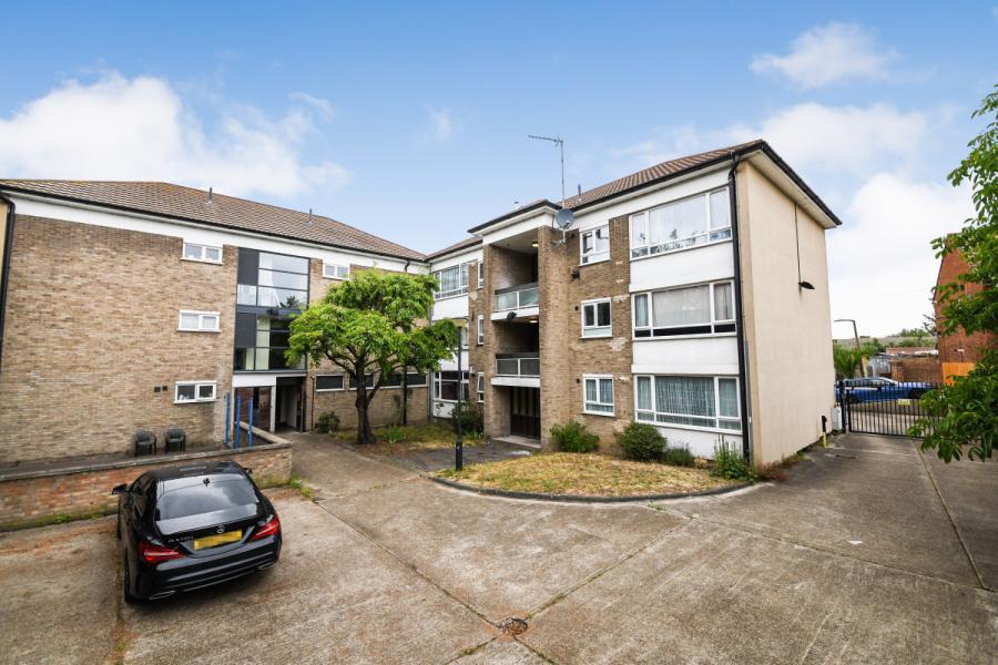1 bedroom flat for sale in Queens Gardens, Rainham, Havering, Essex, RM13