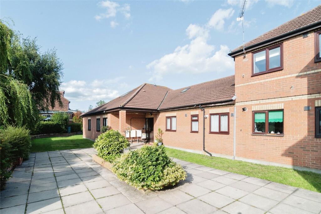 1 bedroom flat for sale in Dalestone Mews, Romford, RM3