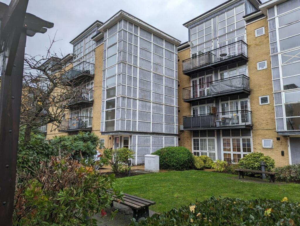 2 bedroom flat for sale in High Street, Romford, RM1