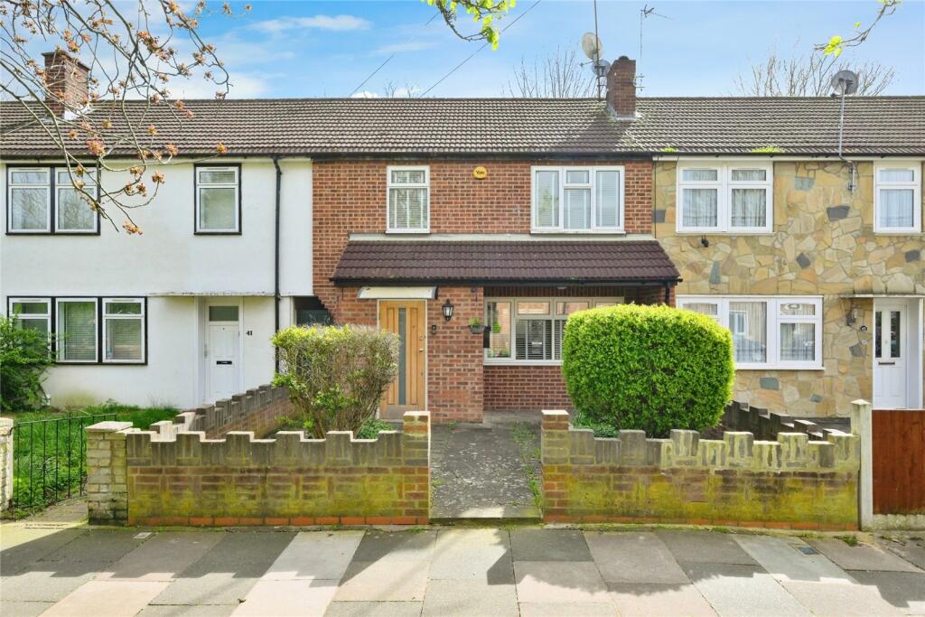3 bedroom terraced house for sale in Sheringham Avenue, Romford, RM7