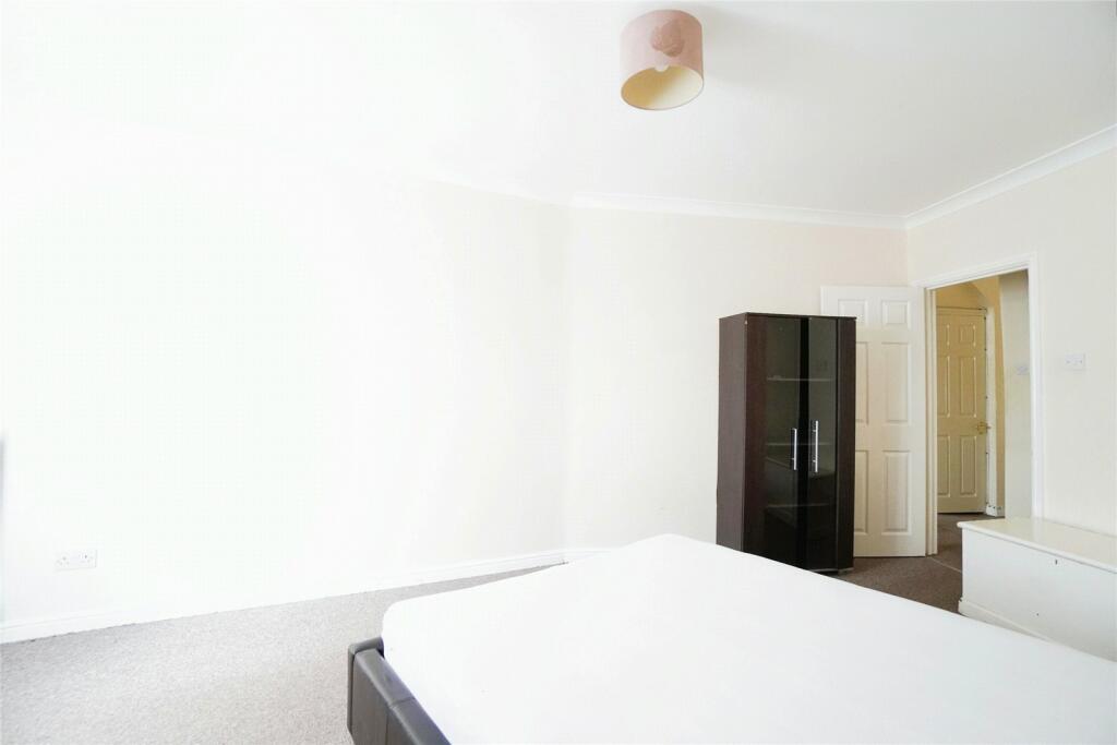 2 bedroom flat for sale in Wood Lane, Dagenham, RM8