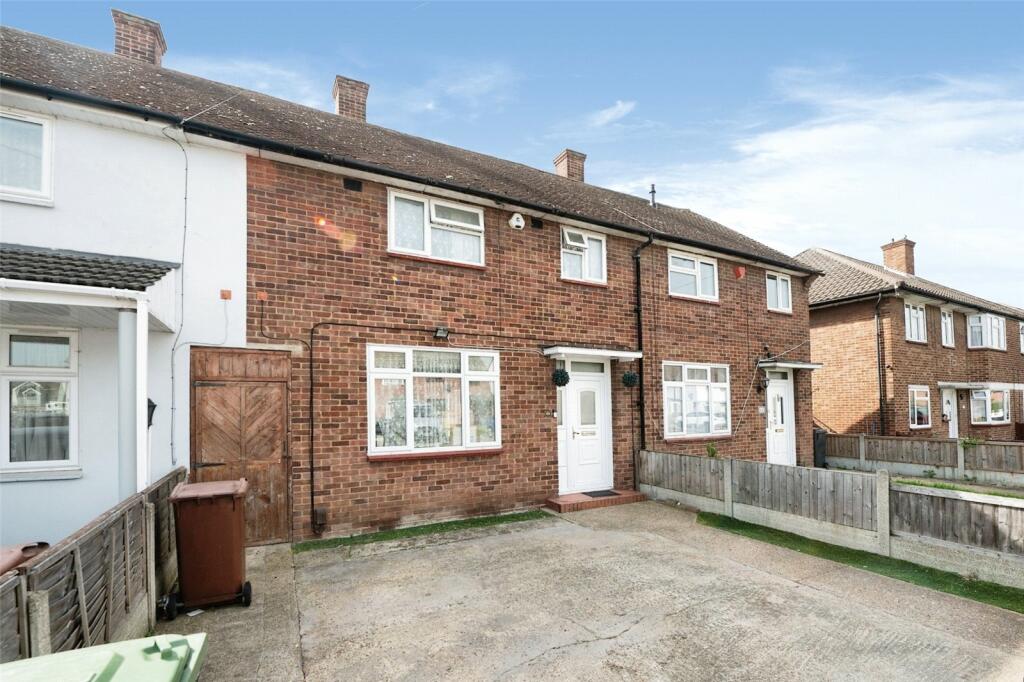 3 bedroom terraced house for sale in Annalee Road, South Ockendon, RM15