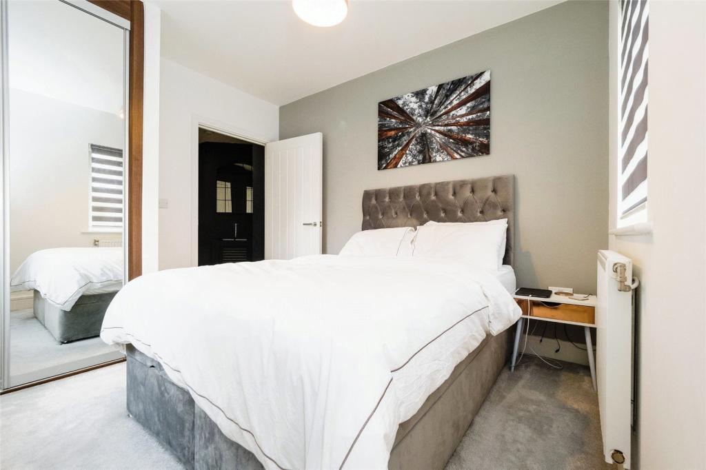 1 bedroom flat for sale in Periwinkle Gardens, Chigwell, IG7