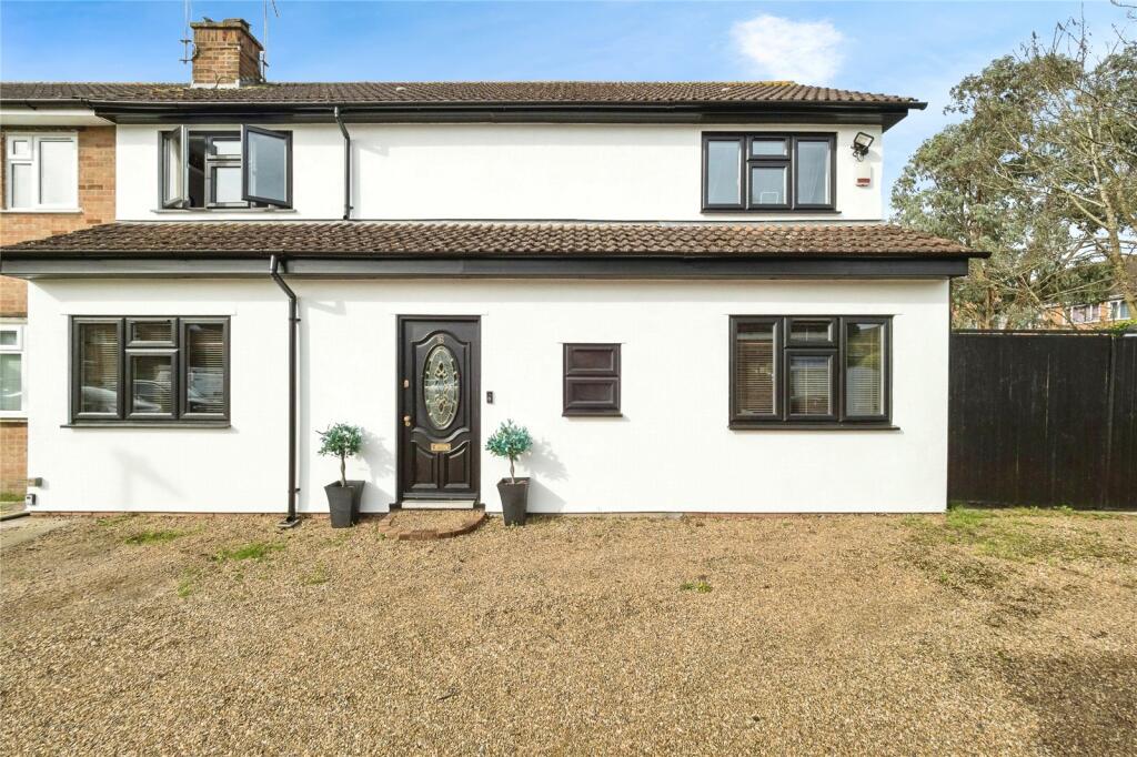 3 bedroom end of terrace house for sale in Lambourne Crescent, CHIGWELL