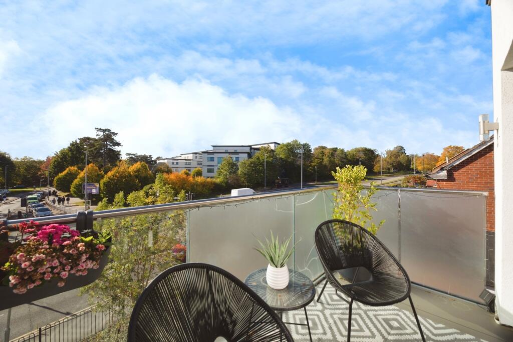 Main image of property: The Broadway, Loughton, Essex, IG10