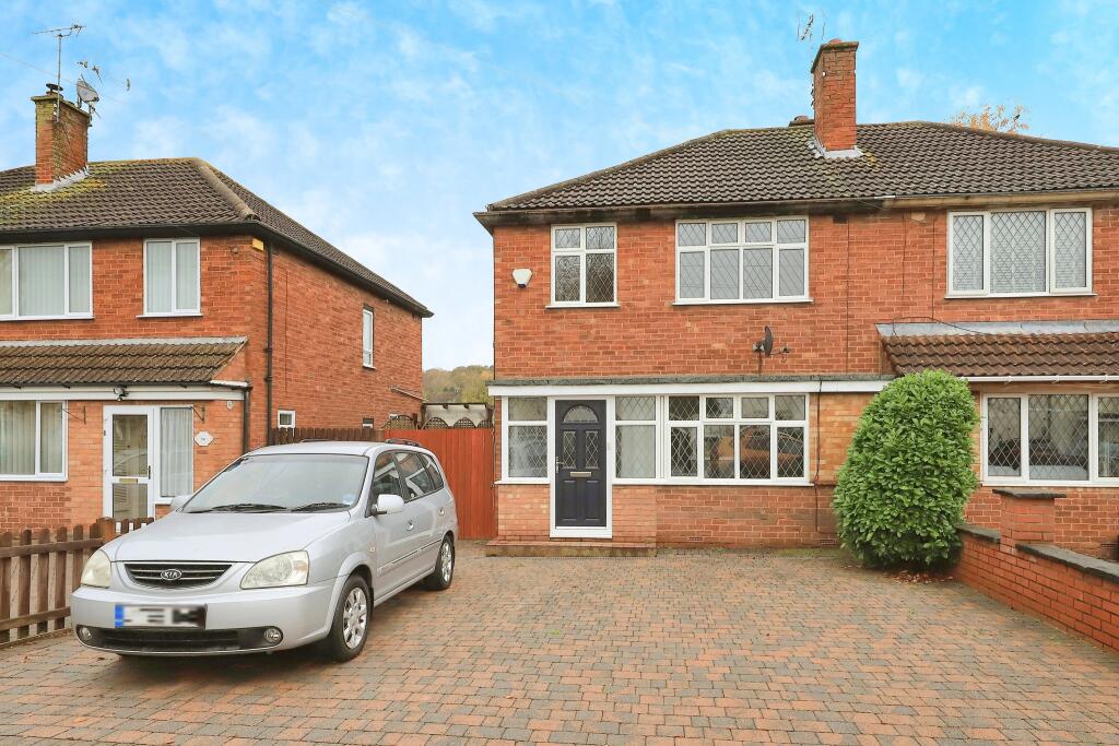 4 bedroom semidetached house for sale in Mostyn Road, Stourporton