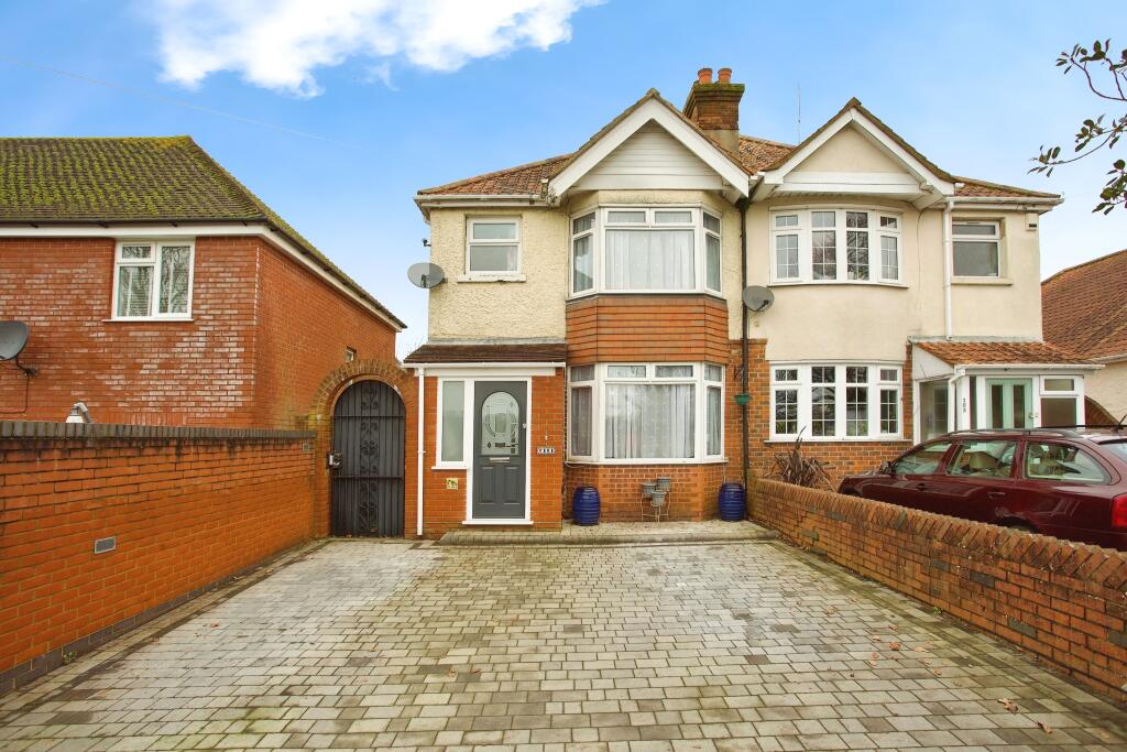 3 bedroom semi-detached house for sale in Botley Road, Southampton, Hampshire, SO19