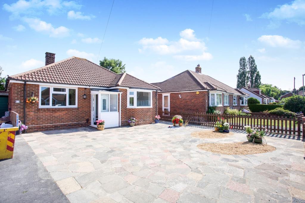 3 bedroom bungalow for sale in Lyndale Road, Park Gate, Southampton