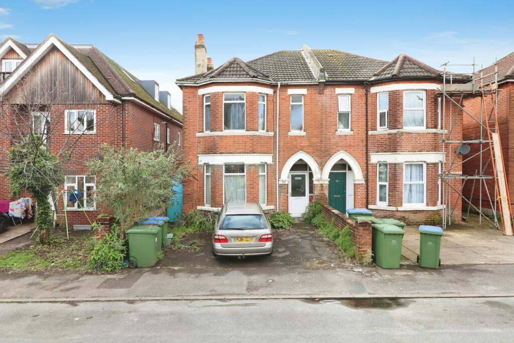 6 bedroom semi-detached house for sale in Arthur Road, Southampton, Hampshire, SO15