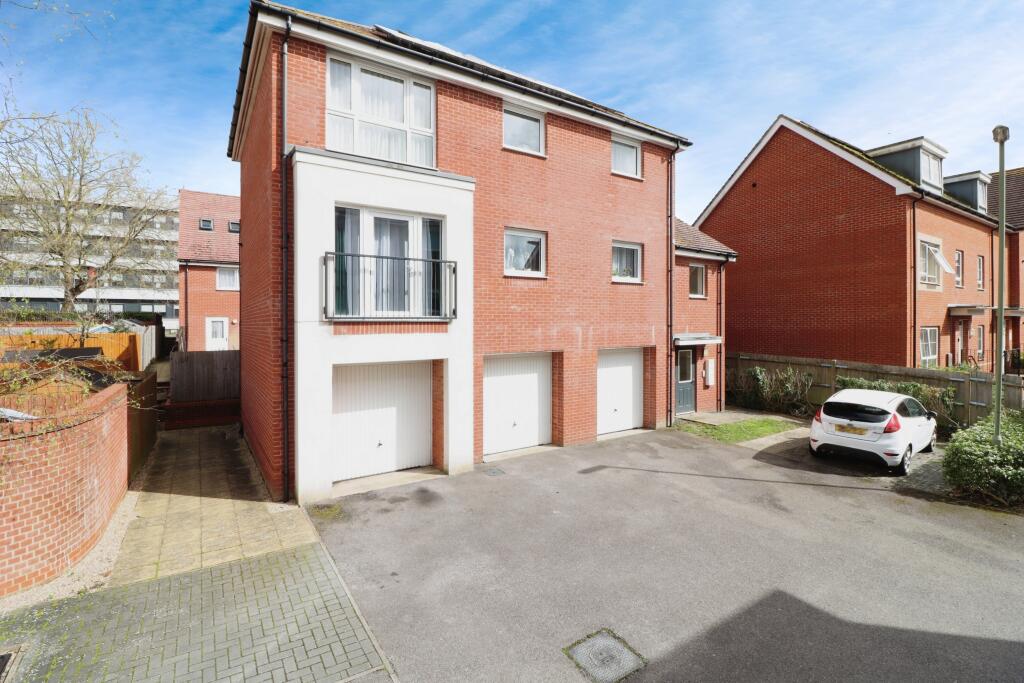 2 bedroom flat for sale in Wilroy Gardens, Southampton, Hampshire, SO16