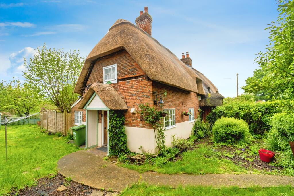 2 bedroom semi-detached house for sale in Bassett Green Village, Southampton, Hampshire, SO16
