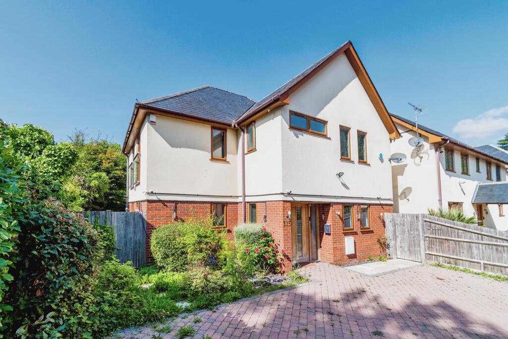 4 bedroom detached house for sale in Bassett Avenue, Southampton, Hampshire, SO16
