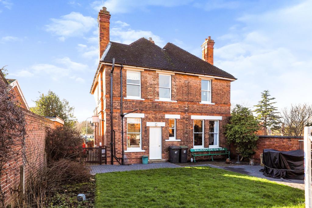 4 bedroom detached house for sale in Dovecote Lane, Beeston