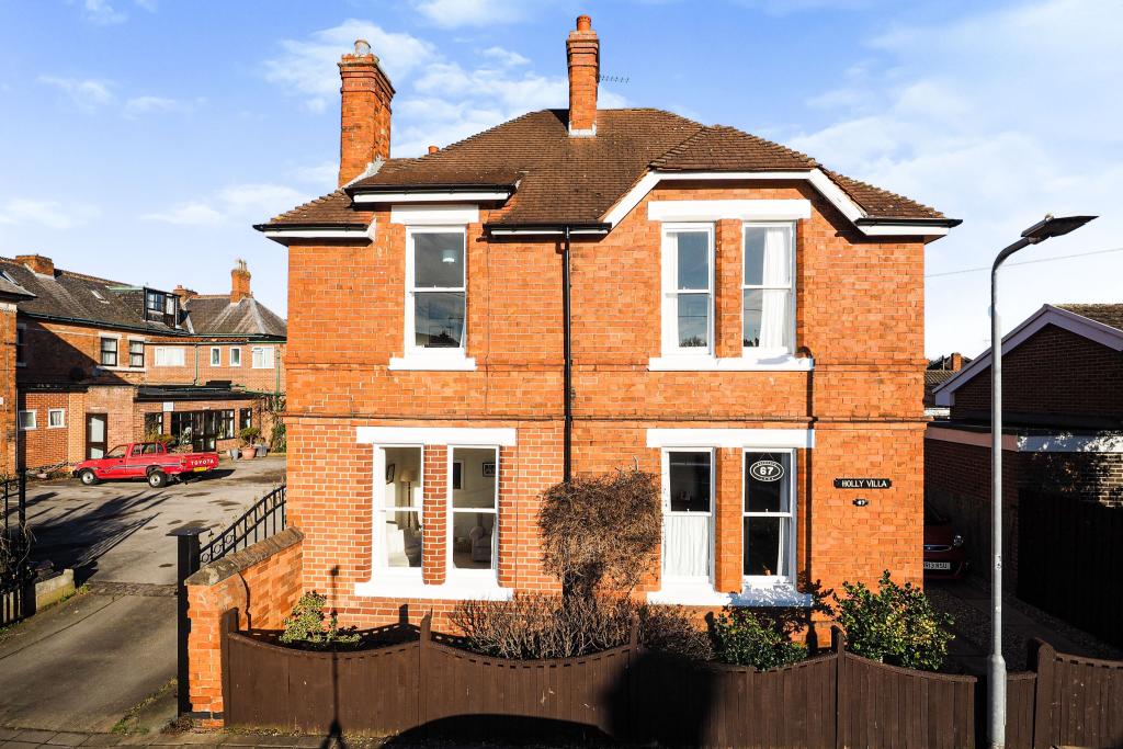 4 bedroom detached house for sale in Dovecote Lane, Beeston, Nottingham