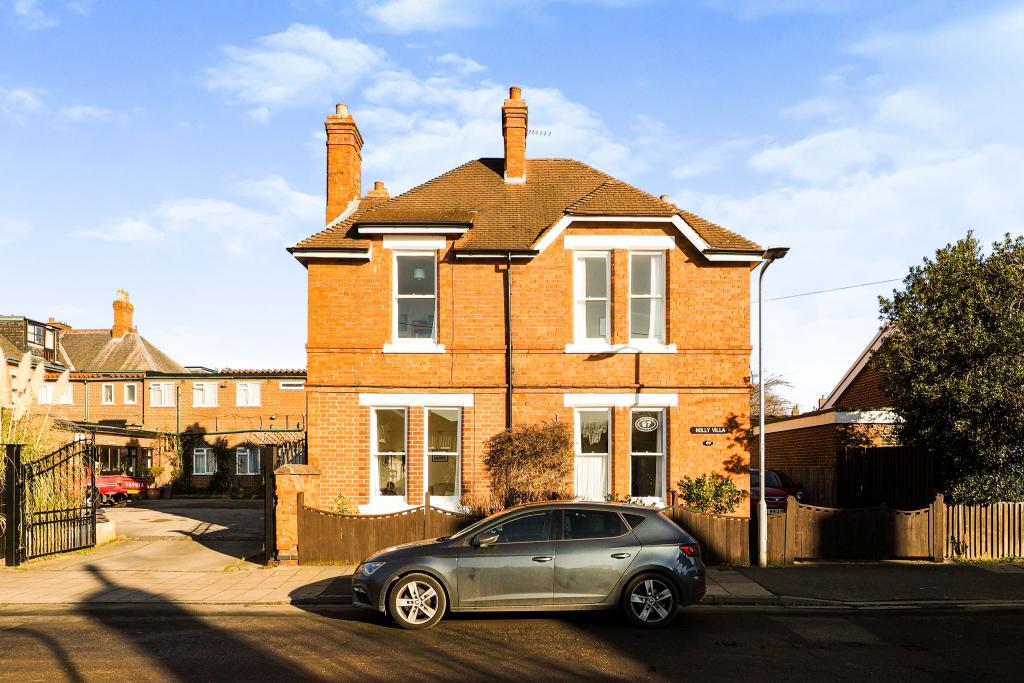 4 bedroom detached house for sale in Dovecote Lane, Beeston, Nottingham