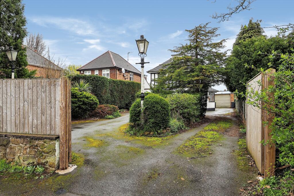 3 bedroom detached house for sale in Bramcote Lane, Beeston, Nottingham