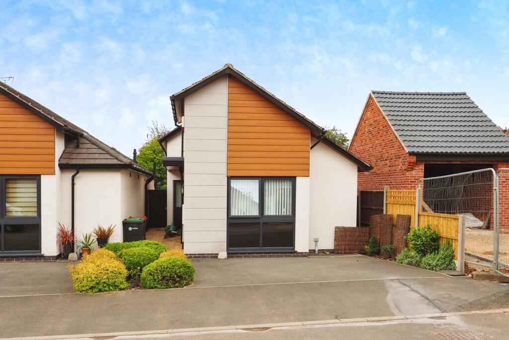 Main image of property: Meadow Croft Gardens, Hucknall, Nottingham, Nottinghamshire, NG15