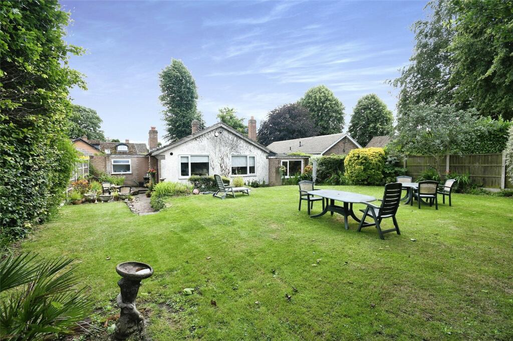 4 bedroom bungalow for sale in Station Lane, Farnsfield, Newark