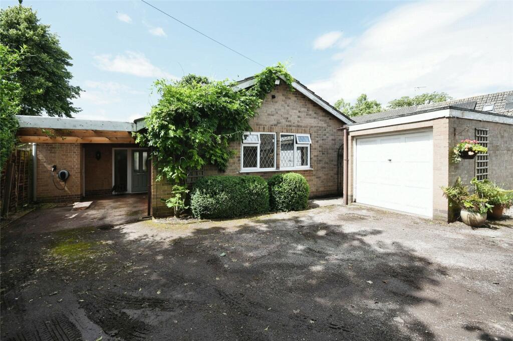 4 bedroom bungalow for sale in Station Lane, Farnsfield, Newark