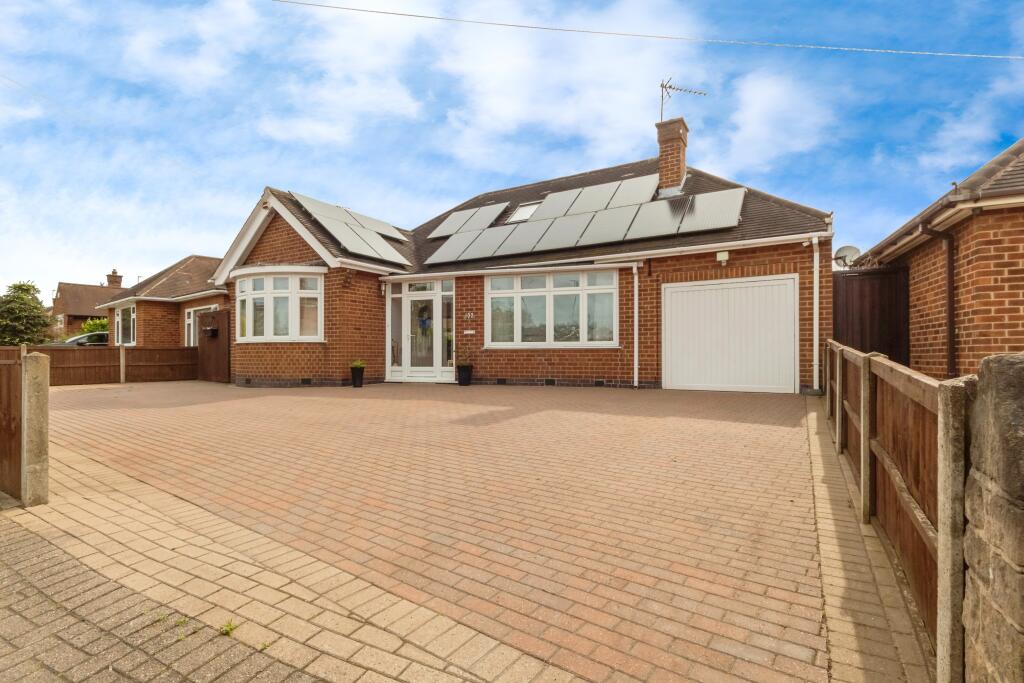 3 bedroom bungalow for sale in Trentham Drive, Nottingham
