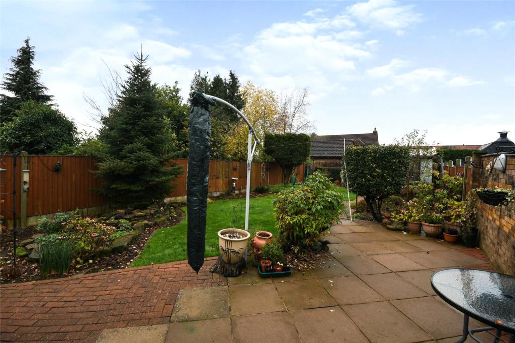 3 bedroom detached house for sale in Beck Lane, SuttoninAshfield, Nottinghamshire, NG17