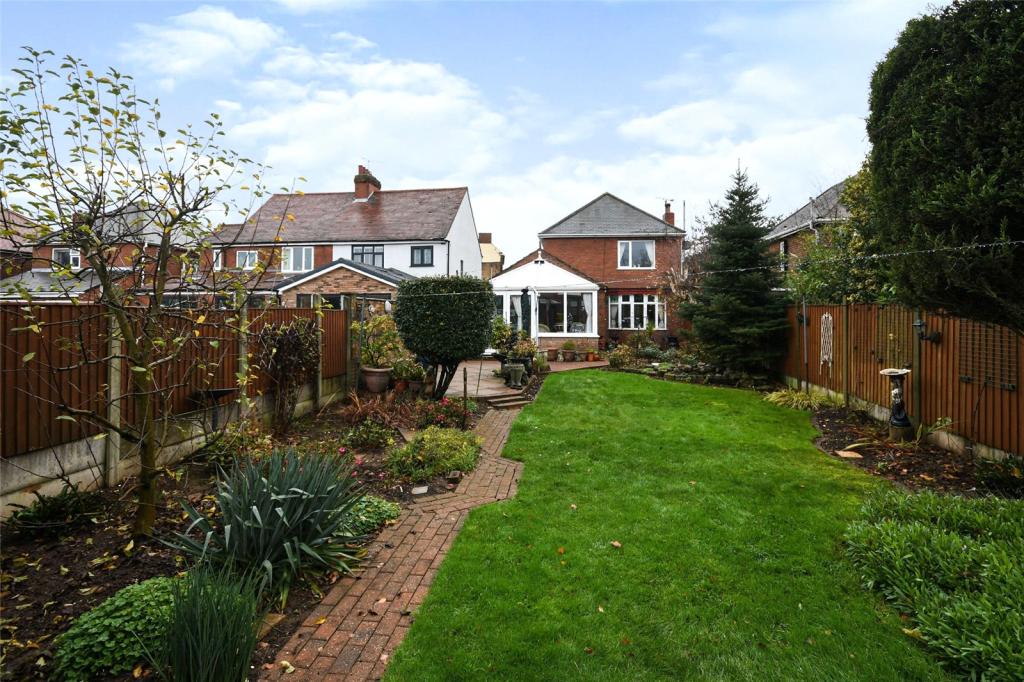 3 bedroom detached house for sale in Beck Lane, SuttoninAshfield, Nottinghamshire, NG17