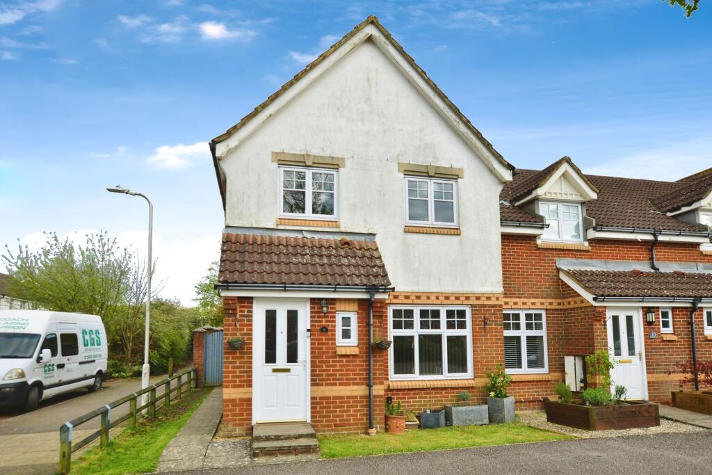 3 bedroom end of terrace house for sale in Eckford Close, Hawkinge