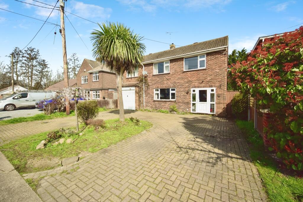 5 bedroom detached house