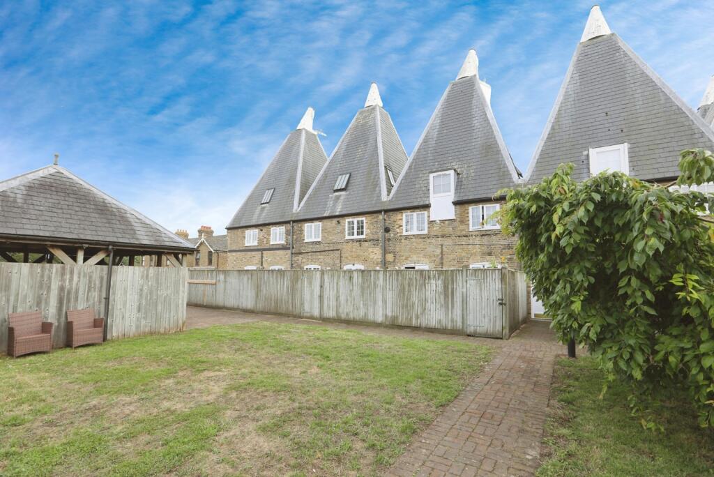 Main image of property: London Road, Teynham, Sittingbourne, Kent, ME9