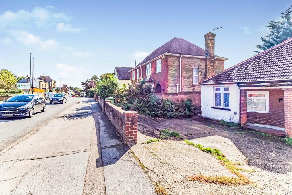 3 bedroom bungalow for sale in London Road, Sittingbourne, Kent, ME10