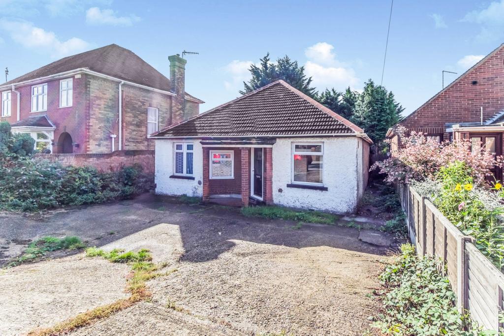 3 bedroom bungalow for sale in London Road, Sittingbourne, Kent, ME10
