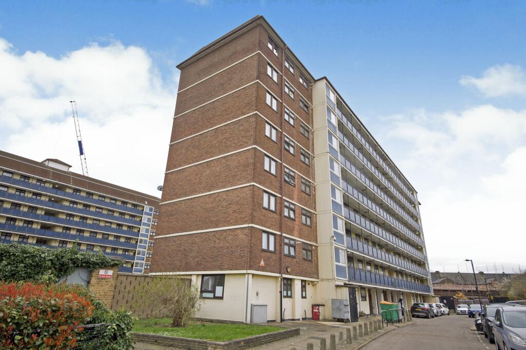 2 bedroom flat for sale in Melford Road, East Ham, London, E6