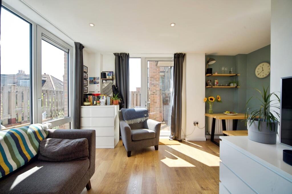 Main image of property: High Road, London, N12
