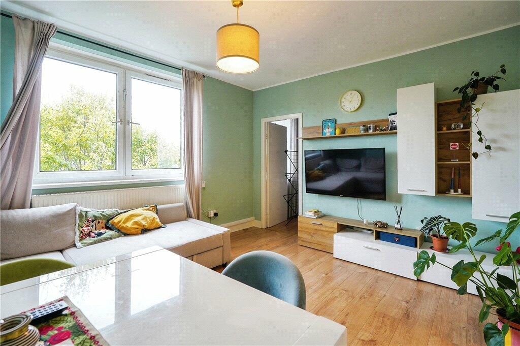2 bedroom flat for sale in Burke House, Maysoule Road, London, SW11