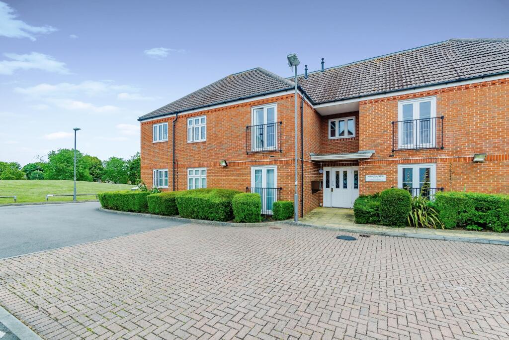 2 bedroom flat for sale in Barwell Crescent, Biggin Hill, Westerham, TN16