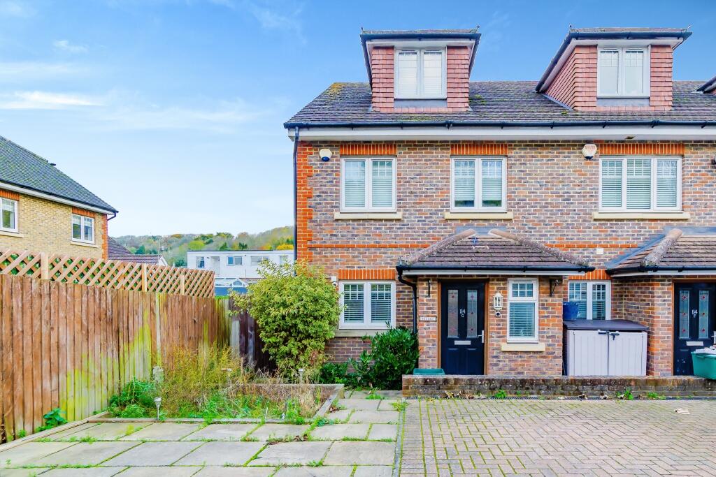 4 bedroom end of terrace house for sale in Sunningvale Avenue, Biggin