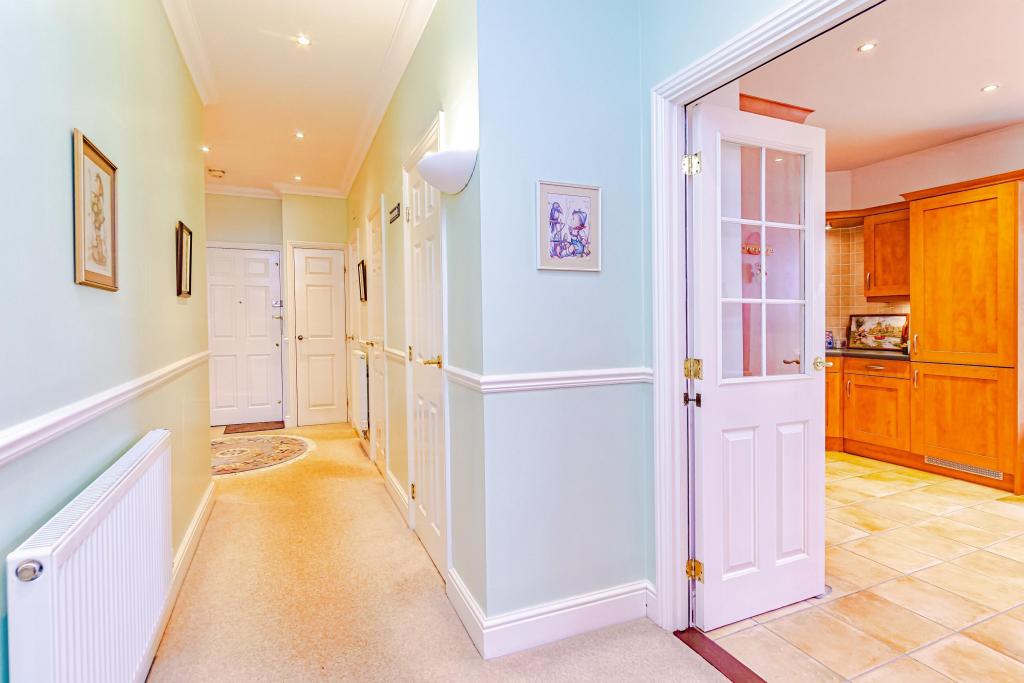 2 bedroom flat for sale in Boundary Point, Coldstream Road, Caterham, CR3