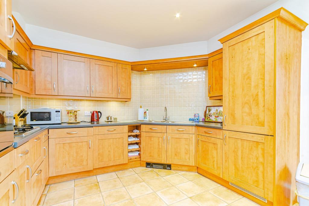 2 bedroom flat for sale in Boundary Point, Coldstream Road, Caterham, CR3