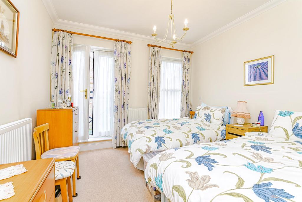 2 bedroom flat for sale in Boundary Point, Coldstream Road, Caterham, CR3