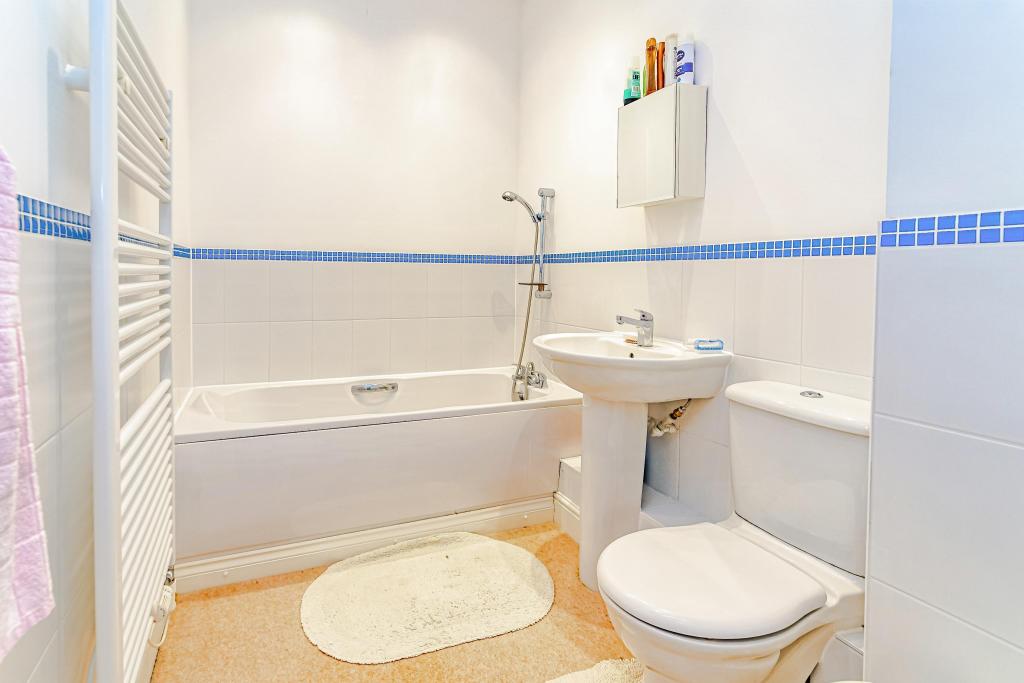 2 bedroom flat for sale in Boundary Point, Coldstream Road, Caterham, CR3