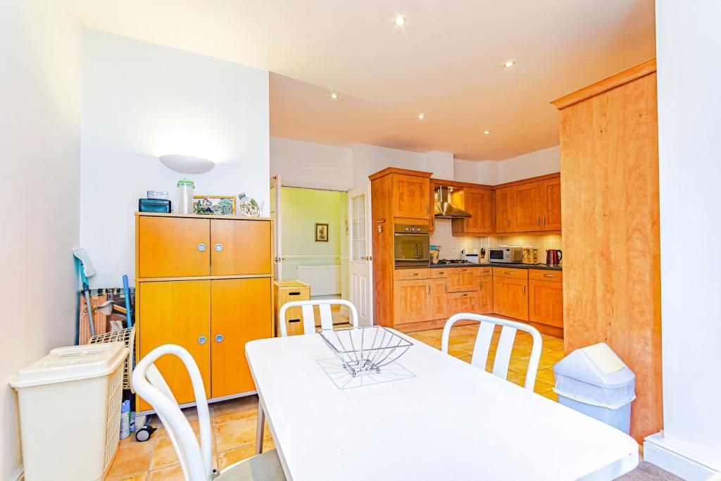 2 bedroom flat for sale in Boundary Point, Coldstream Road, Caterham, CR3