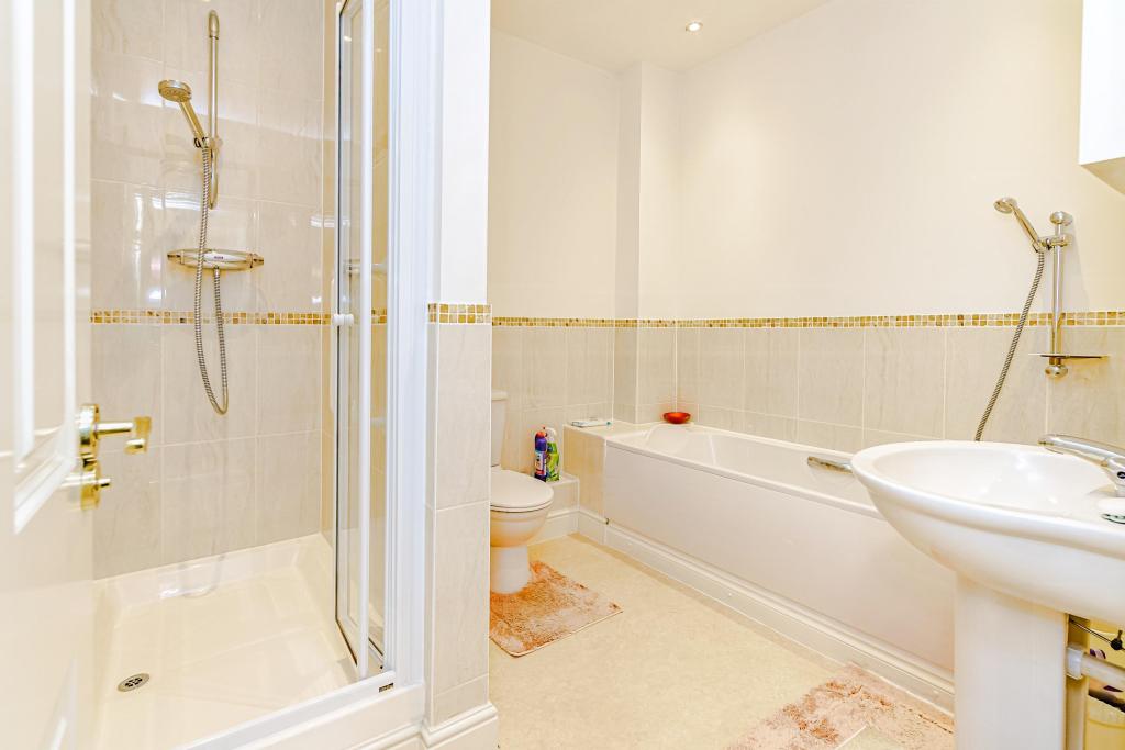 2 bedroom flat for sale in Boundary Point, Coldstream Road, Caterham, CR3