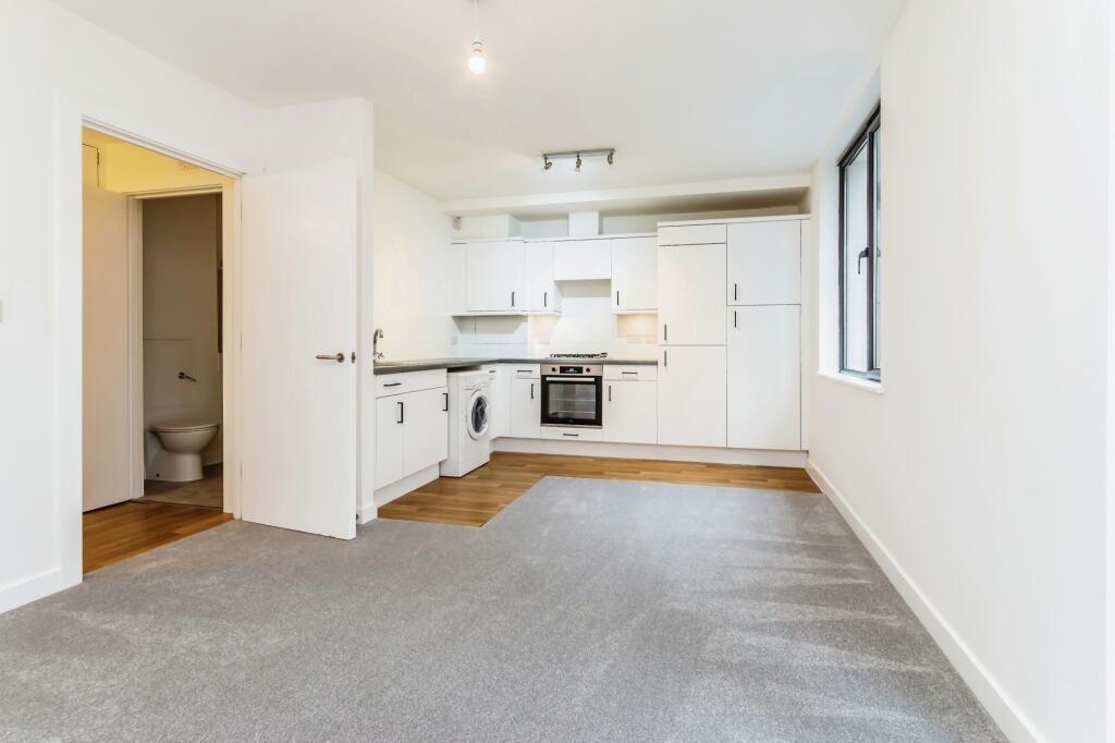 1 bedroom flat for sale in Barton Court, Godstone Road, Whyteleafe, Surrey, CR3