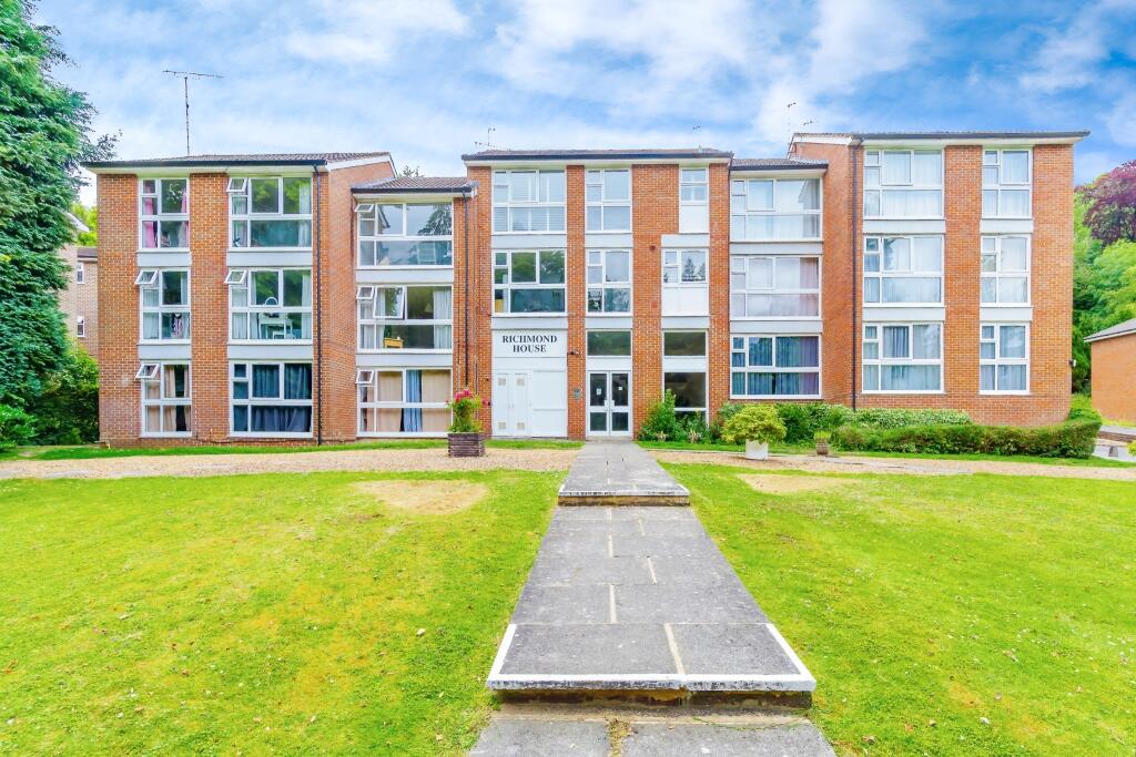 2 bedroom flat for sale in Harestone Valley Road, Caterham, Surrey, CR3