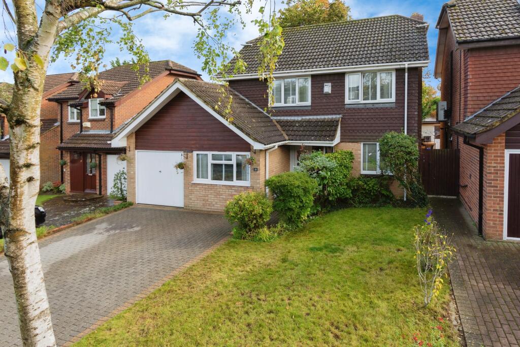 4 bedroom detached house for sale in Blackford Close, South Croydon, CR2
