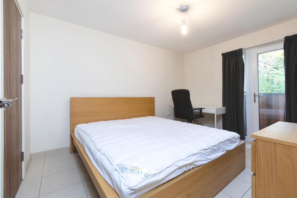 2 bedroom flat for sale in Timpani Hill, Warlingham, Surrey, CR6